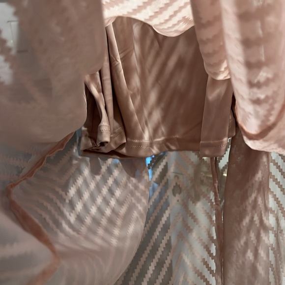 BEAUTIFUL Dress, flowy pink design, black satin belt, cinched in back. Size M - Picture 7 of 11